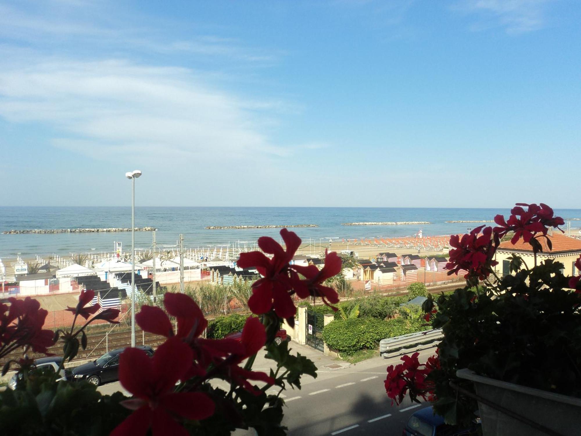 Hotel Ristorante Miramare Pesaro Kültér fotó