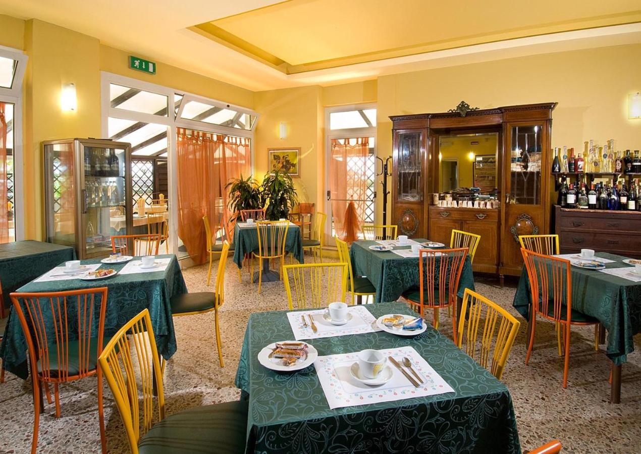 Hotel Ristorante Miramare Pesaro Kültér fotó
